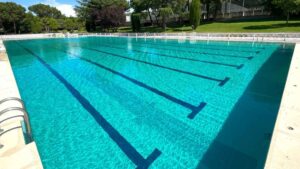 El Ayuntamiento de Colmenar Viejo y la AECC llevan los espacios sin humo a la piscina municipal