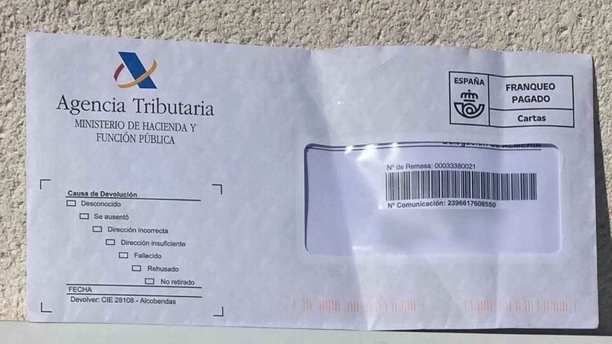 Carta de la Agencia Tributaria sobre una superficie, relacionada con trámites de Hacienda y la declaración de la Renta