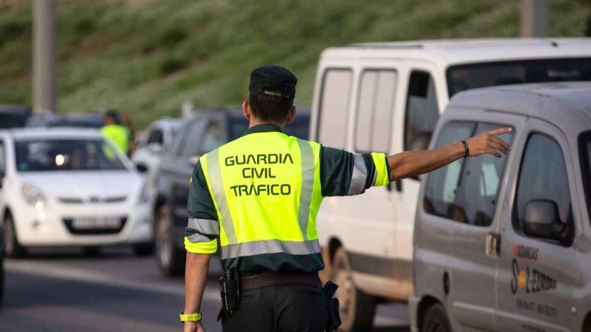 Agente de la Guardia Civil de Tráfico regulando vehículos en una carretera