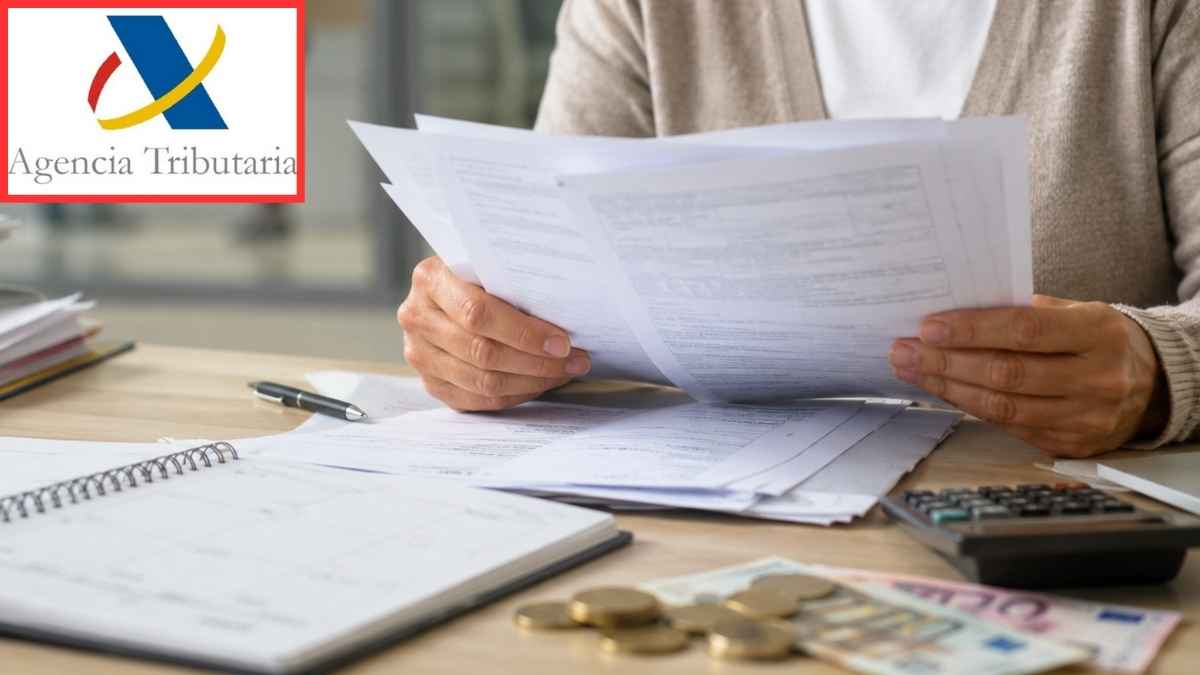 Contribuyente revisa documentos fiscales sobre una deuda con Hacienda y su plazo legal de prescripción