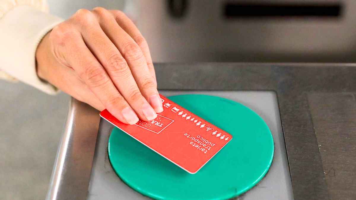 Tarjeta de transporte público de Madrid sobre un lector de acceso al Metro