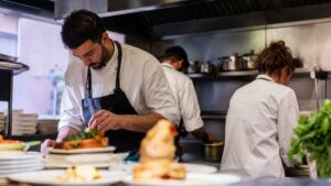 Buenas noticias para camareros y cocineros que encadenan turnos largos en hostelería: el Supremo pone fin a esta práctica habitual