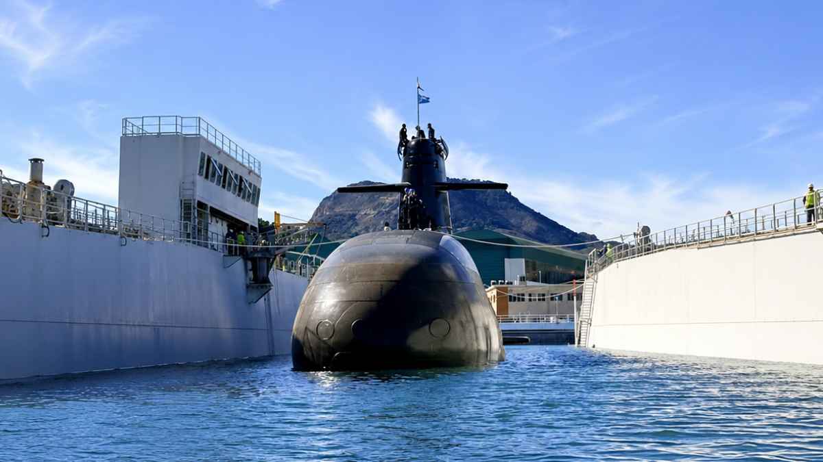 Submarino S-82 de la Armada Española durante pruebas y maniobras en instalaciones portuarias