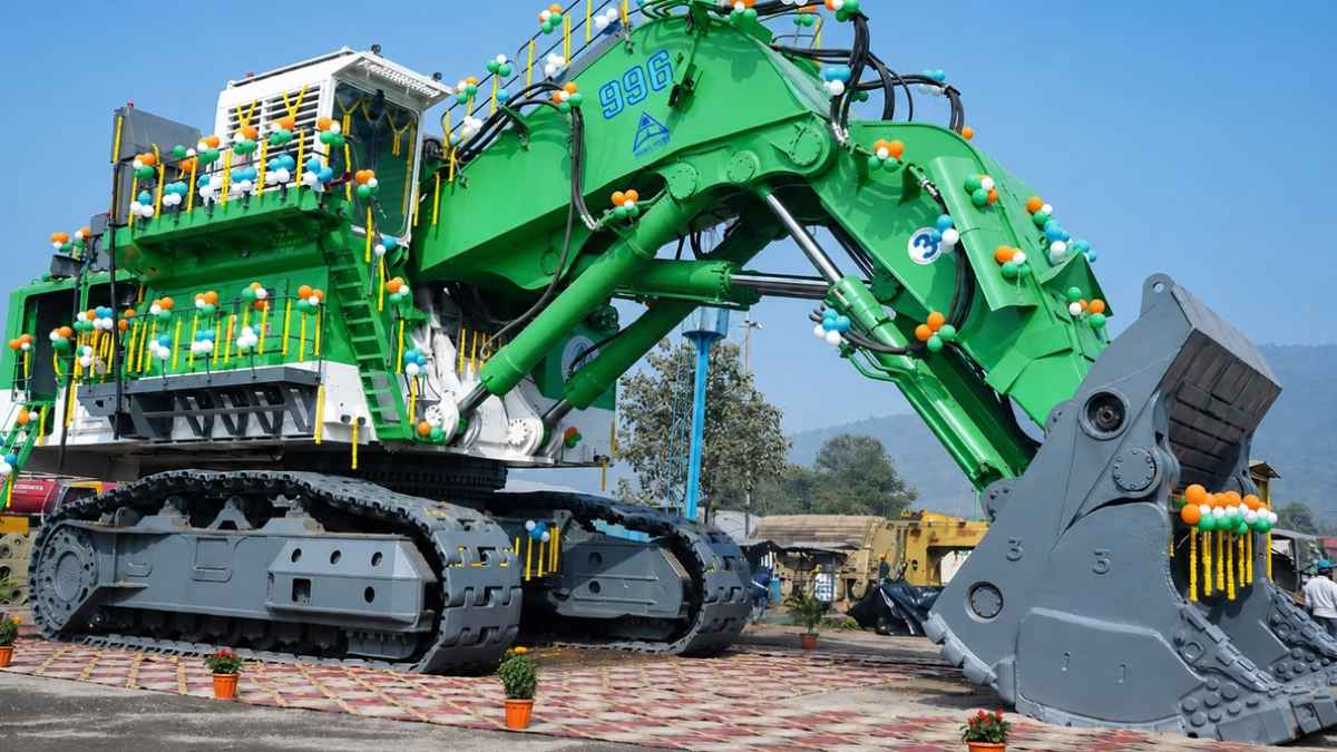 Excavadora minera gigante de 12 metros y 650 toneladas convertida en eléctrica