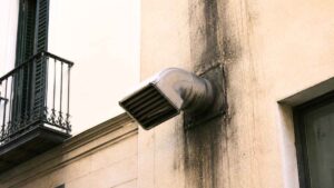 Tener el extractor de humo al patio puede salir caro y acabar en una sanción de hasta 3.000 euros
