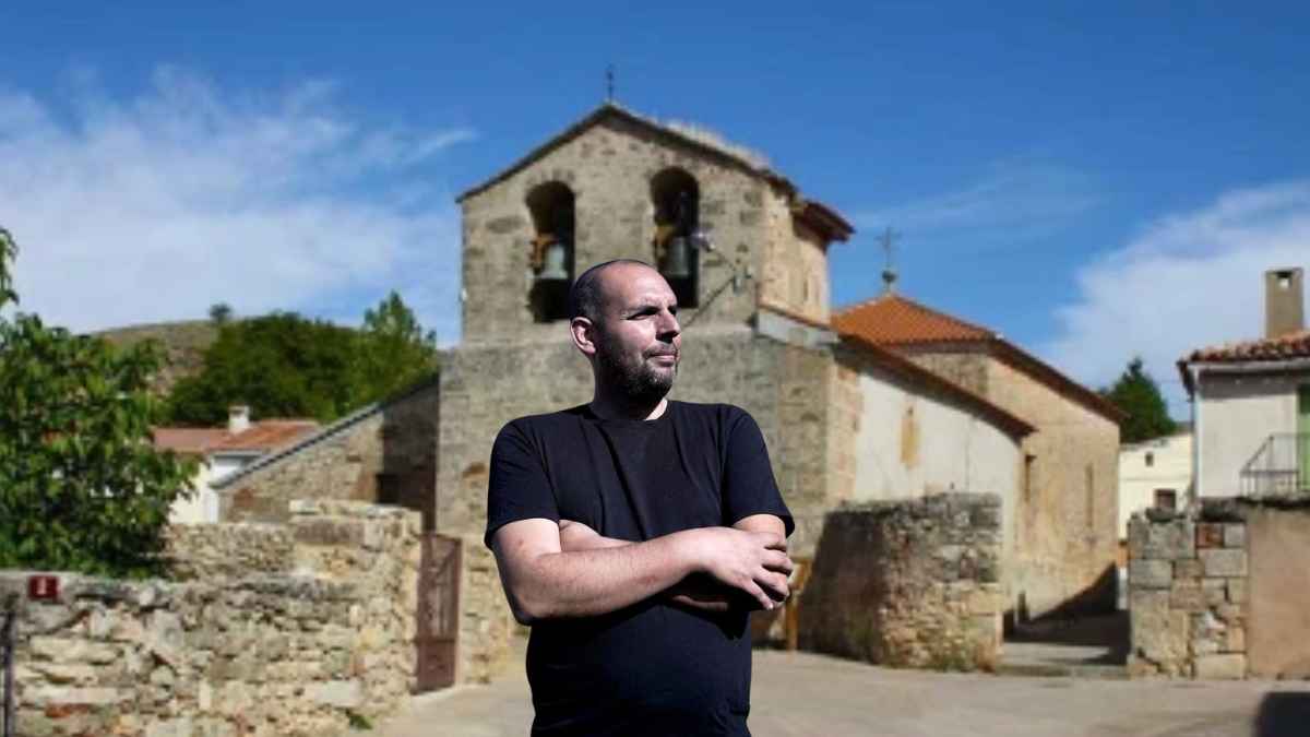Fernando, único habitante de Benamira, posa frente a la iglesia del pueblo soriano donde vive solo desde hace 17 años