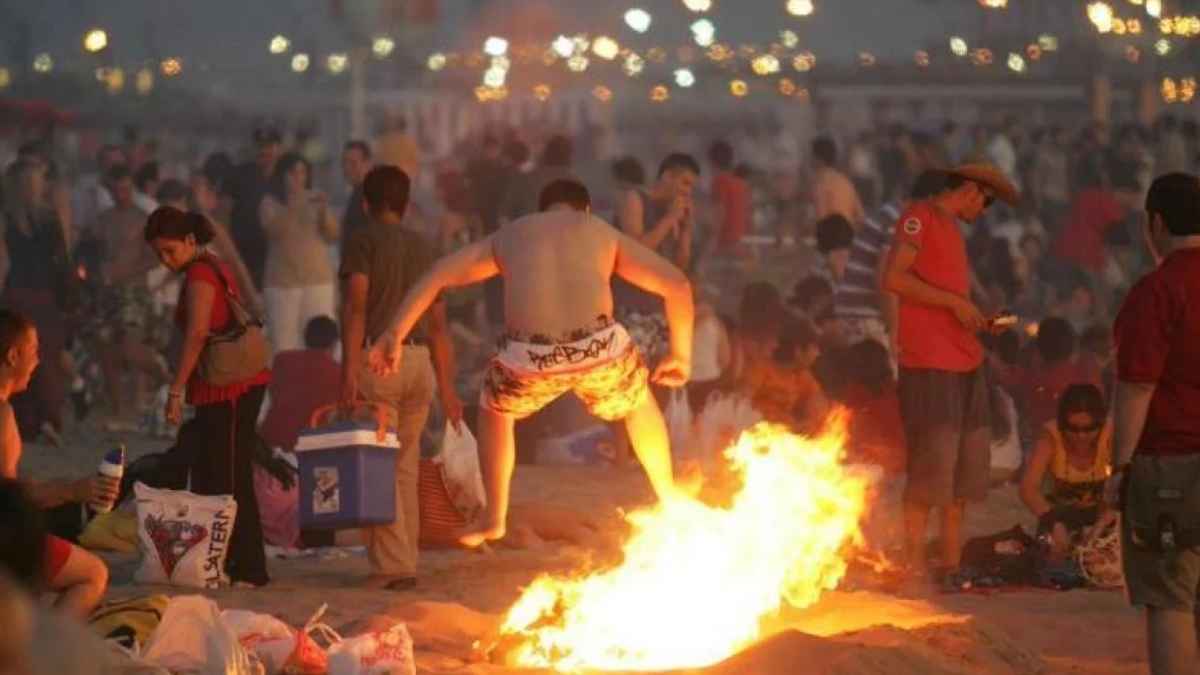 Hoguera de San Juan en una playa durante la noche del 23 de junio