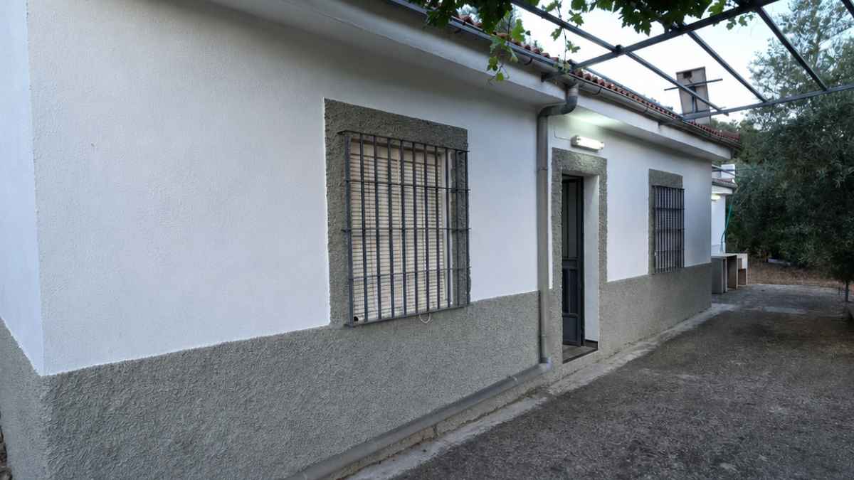Finca rústica en Jaén con casa, olivar, placas solares y parcela de 9.500 metros cuadrados
