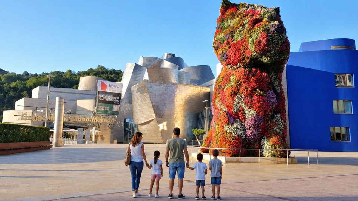 Familia con hijos frente al Museo Guggenheim de Bilbao por las ayudas de crianza del Gobierno Vasco