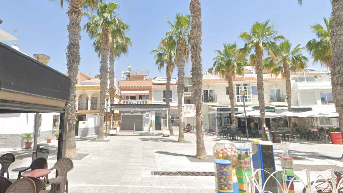 Plaza de Pedregalejo en Málaga con el local Mafalda cerrado por las obras del paseo marítimo