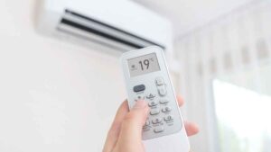 Los hogares pueden ahorrar en luz cambiando el aire acondicionado con estas ayudas públicas