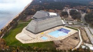 Un hotel de 180.000 metros con forma de crucero y parque acuático junto a la playa se convierte en la nueva sensación turística