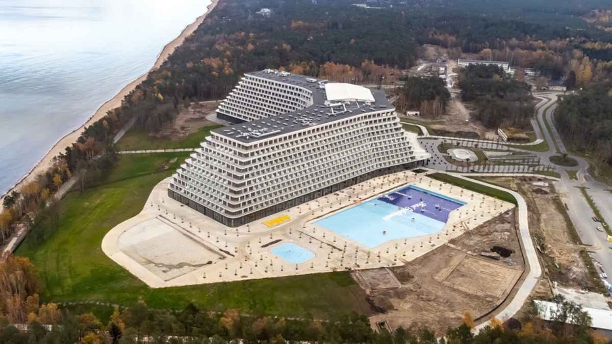 Hotel Gołębiewski Pobierowo con forma de crucero y parque acuático junto a la playa en Polonia