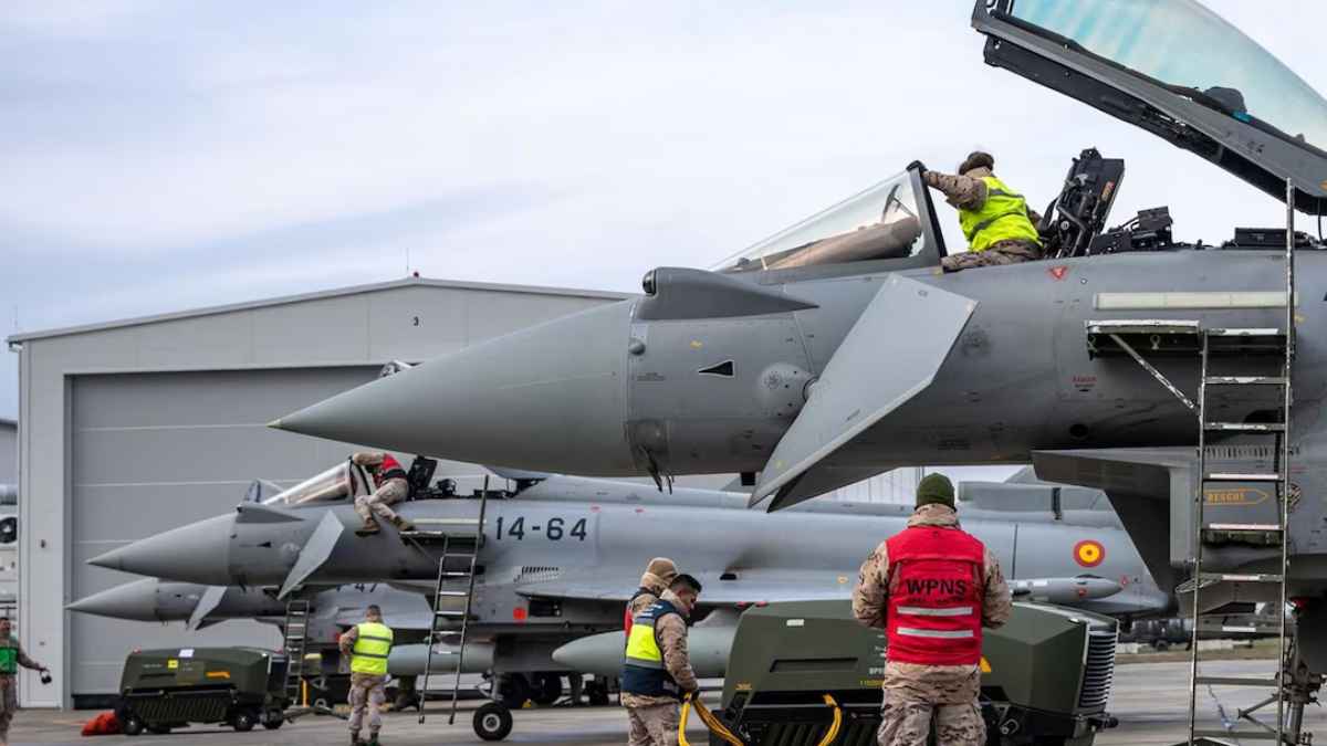 Industria armamentística española con aviones militares y personal técnico en tareas de mantenimiento