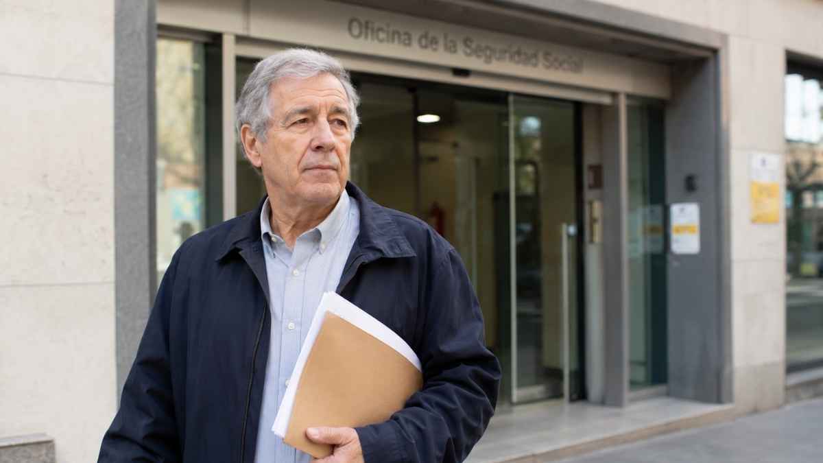 Hombre con documentos frente a una oficina de la Seguridad Social para consultar la jubilación anticipada en 2027