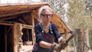 Una jubilada de 71 años cobra una pensión de 800 euros y se construye una cabaña para vivir sola en las montañas