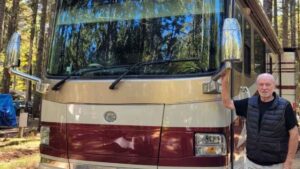Un jubilado reconoce que no ahorró lo suficiente: ahora trabaja sin descanso a los 81 años y vive en una autocaravana