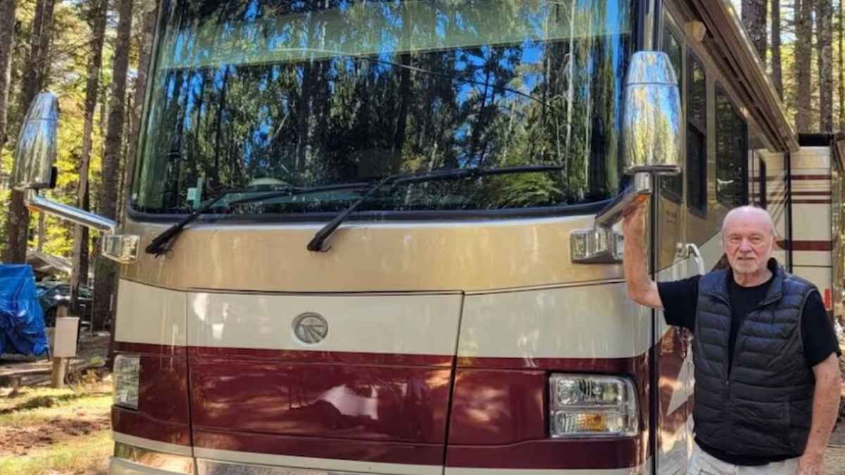 Jubilado de 81 años junto a su autocaravana en un camping tras seguir trabajando por necesidad