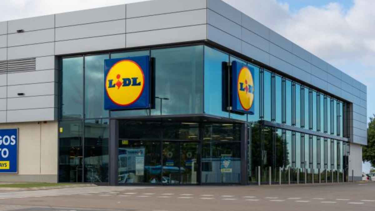 Supermercado Lidl donde se pone a la venta un foco solar con detector de movimiento