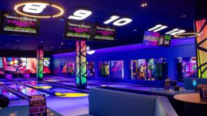 Más de 50 máquinas arcade y cuatro pistas de bolos llegan a la terraza del centro comercial Miramar en Fuengirola