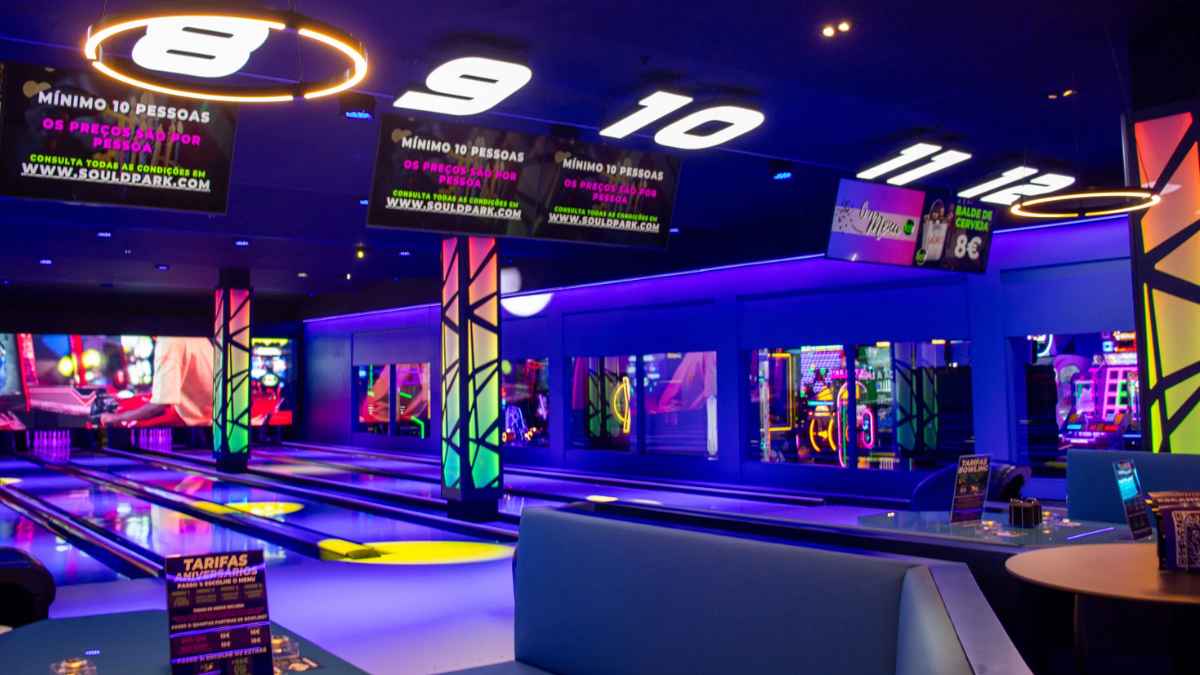 Bolera Sould Park en el centro comercial Miramar de Fuengirola con cuatro pistas de bolos, iluminación LED y zona de máquinas arcade