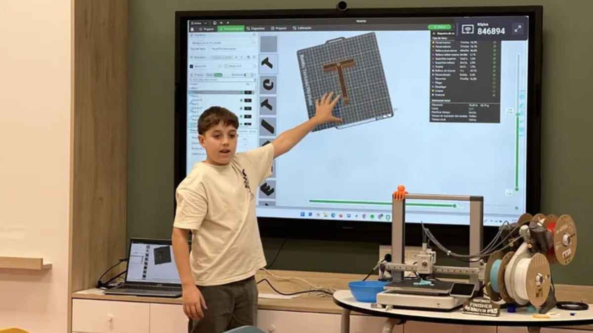 Marco Bermúdez presenta su software para diseñar puentes junto a una impresora 3D