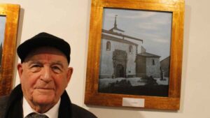 Mateo, 90 años, el madrileño que lleva medio siglo creando cuadros con radiografías, bisturí, pulso y paciencia infinita
