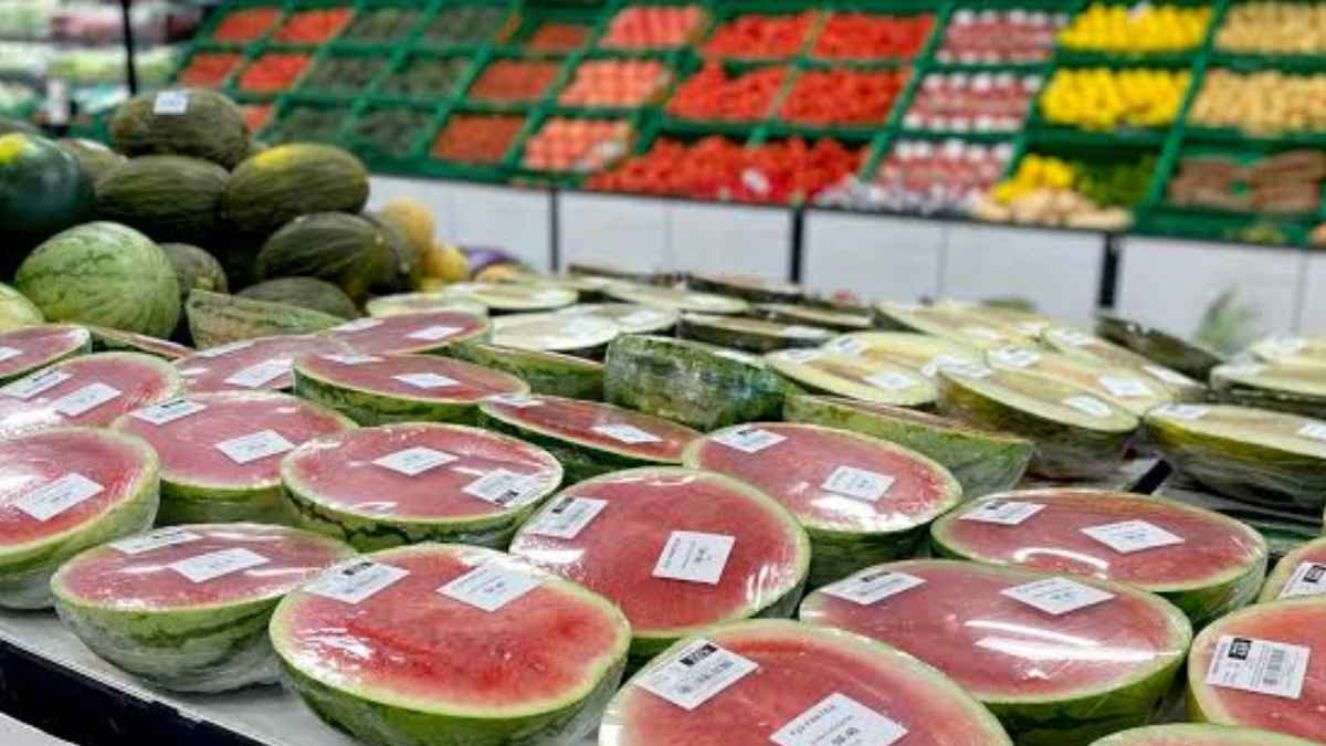 Sandías de Mercadona enteras y cortadas a la venta en la sección de frutas de un supermercado.