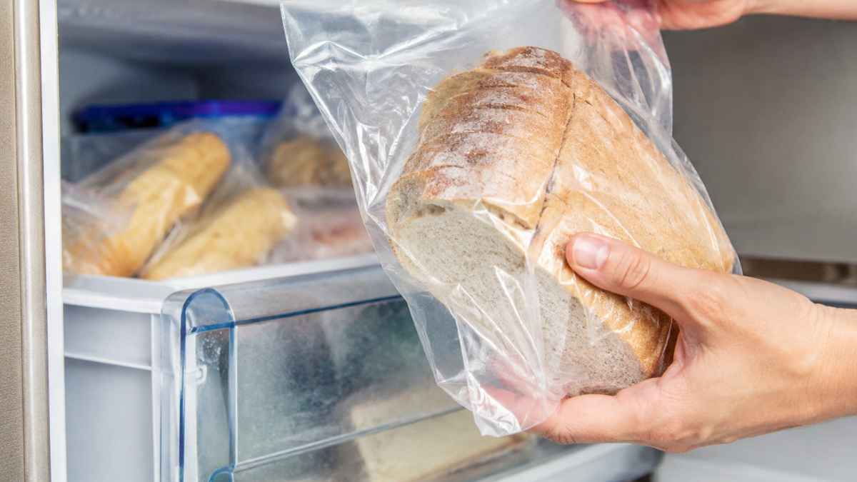 Pan guardado en una bolsa dentro del congelador antes de consumirlo