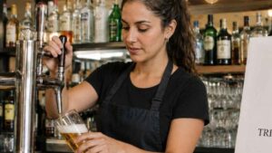 La Justicia confirma una multa de 4.000 euros a un bar por no dar de alta a tiempo a una empleada que cobraba el paro