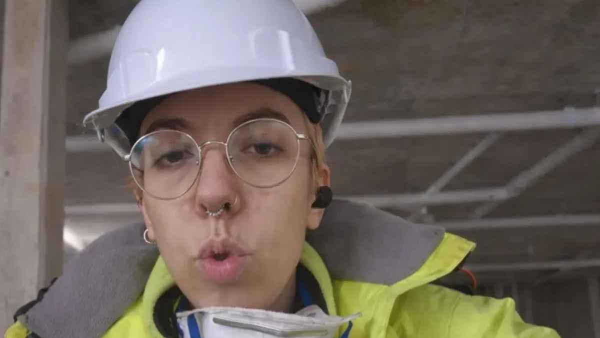 Joven albañila con casco blanco y gafas en una obra, protagonista de una historia laboral tras estudiar Medicina