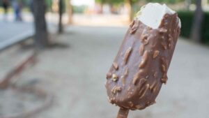 La OCU analiza 24 helados tipo bombón y encuentra ingredientes que conviene prestar atención