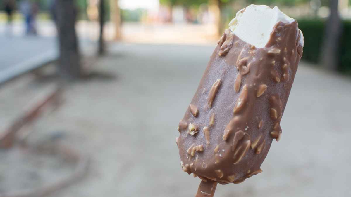 Helado tipo bombón de chocolate con almendras sostenido al aire libre tras el análisis realizado por la OCU