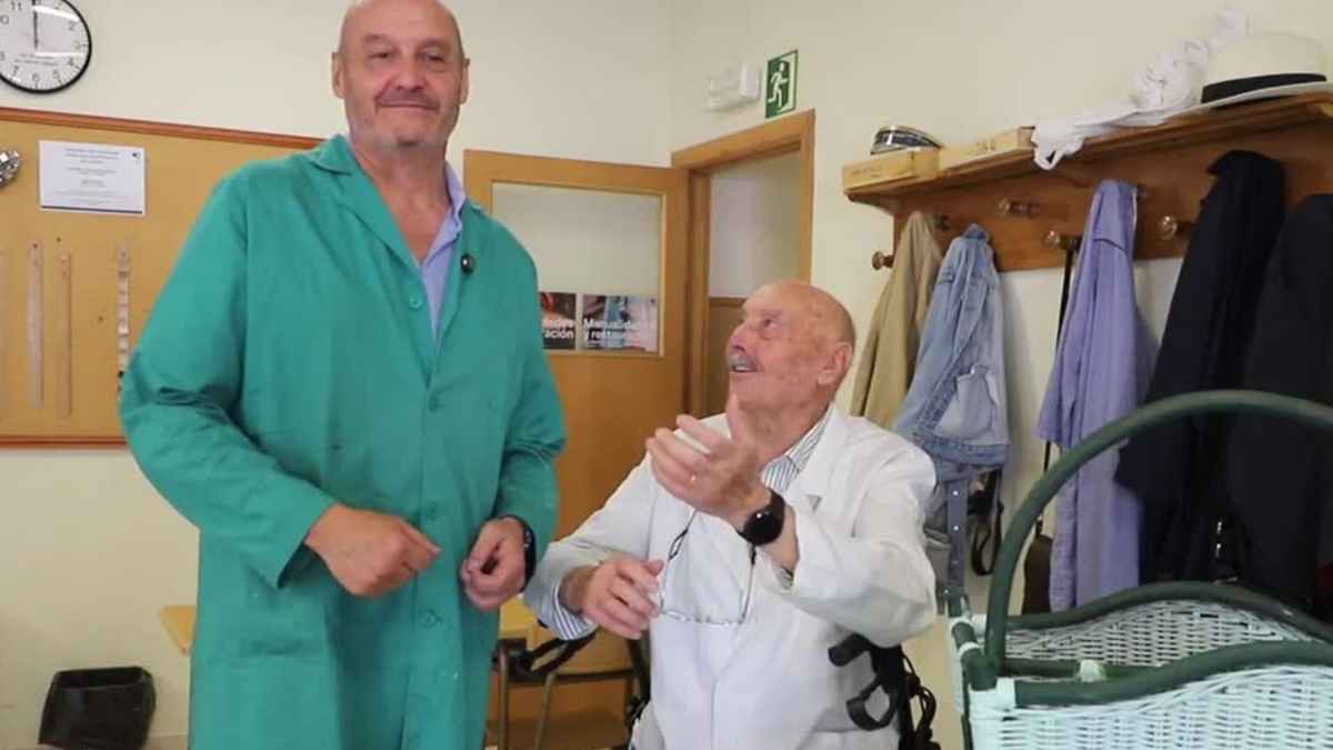 Fernando, de 93 años, junto a su hijo Aitor durante una clase de restauración en Burgos