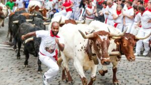 Pamplona firma un acuerdo histórico para cobrar por la emisión de los encierros de San Fermín