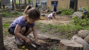 Los patios escolares vuelven a llenarse de tierra, barro y naturaleza tras un experimento sorprende a Europa