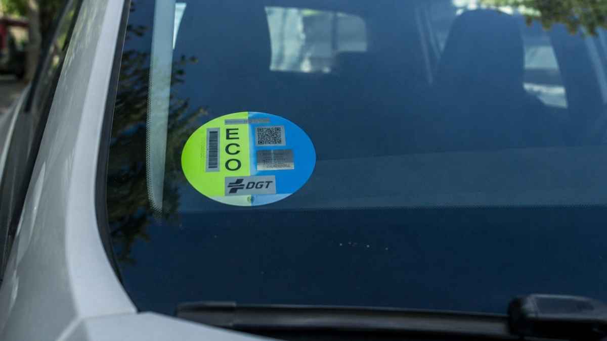 Pegatina ambiental de la DGT colocada en el parabrisas de un coche