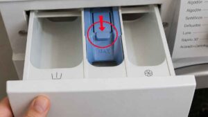 El pequeño detalle del cajetín de la lavadora que muchas personas ignoran y que influye directamente en la limpieza de la ropa