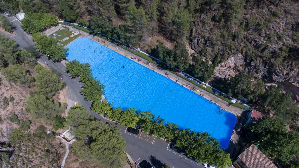 Piscina natural de Amurjo en Orcera, Jaén, rodeada de pinos y montañas