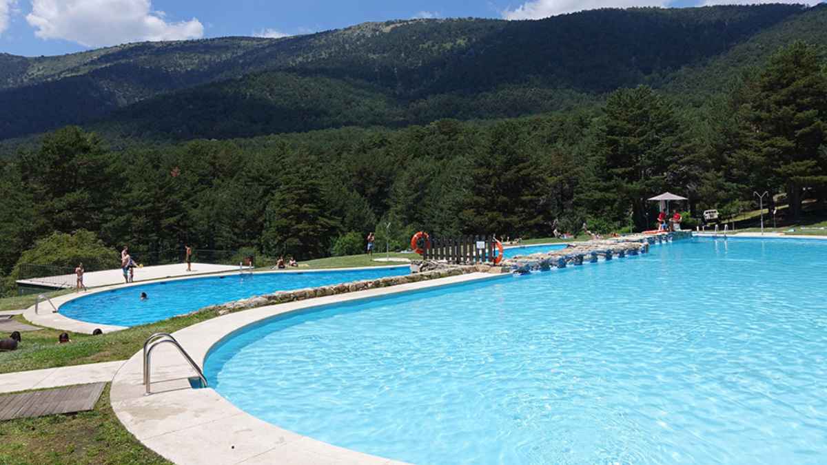 Piscina Natural de Las Berceas en Cercedilla rodeada de pinos y montaña