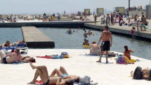 La piscina salada natural más grande de Barcelona vuelve renovada, gratis y con una isla donde mandan las aves