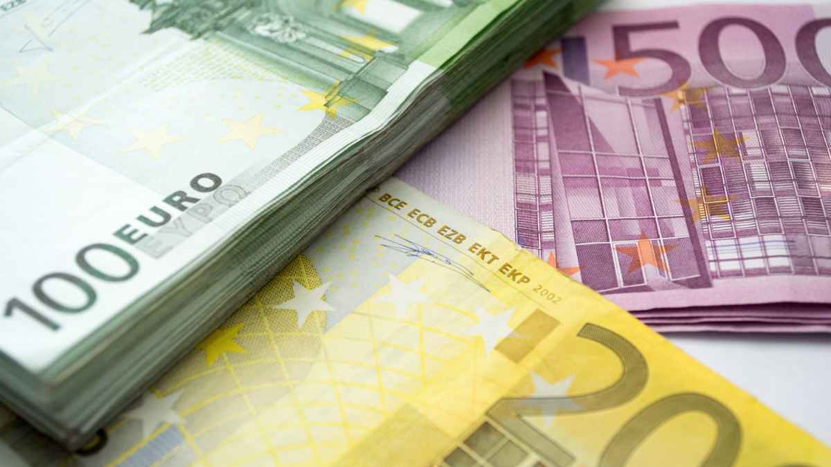 Billetes de euro para ilustrar la prestación compatible con el Ingreso Mínimo Vital de más de 700 euros al mes