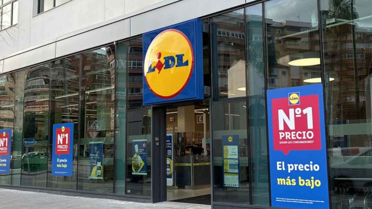 Fachada de un supermercado Lidl con carteles de precio bajo en una noticia sobre una lámpara mata mosquitos