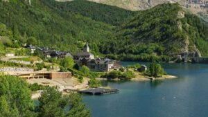 El pueblo mágico del Pirineo aragonés donde sus casas de pizarra miran a un escenario flotante en un embalse