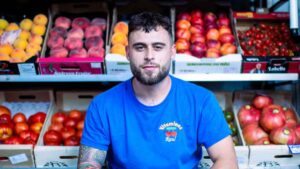 Raúl, frutero, explica por qué muchos clientes eligen producto importado aunque el español tenga más calidad