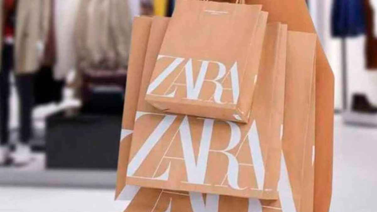 Bolsas de Zara en una tienda durante las rebajas de verano en España