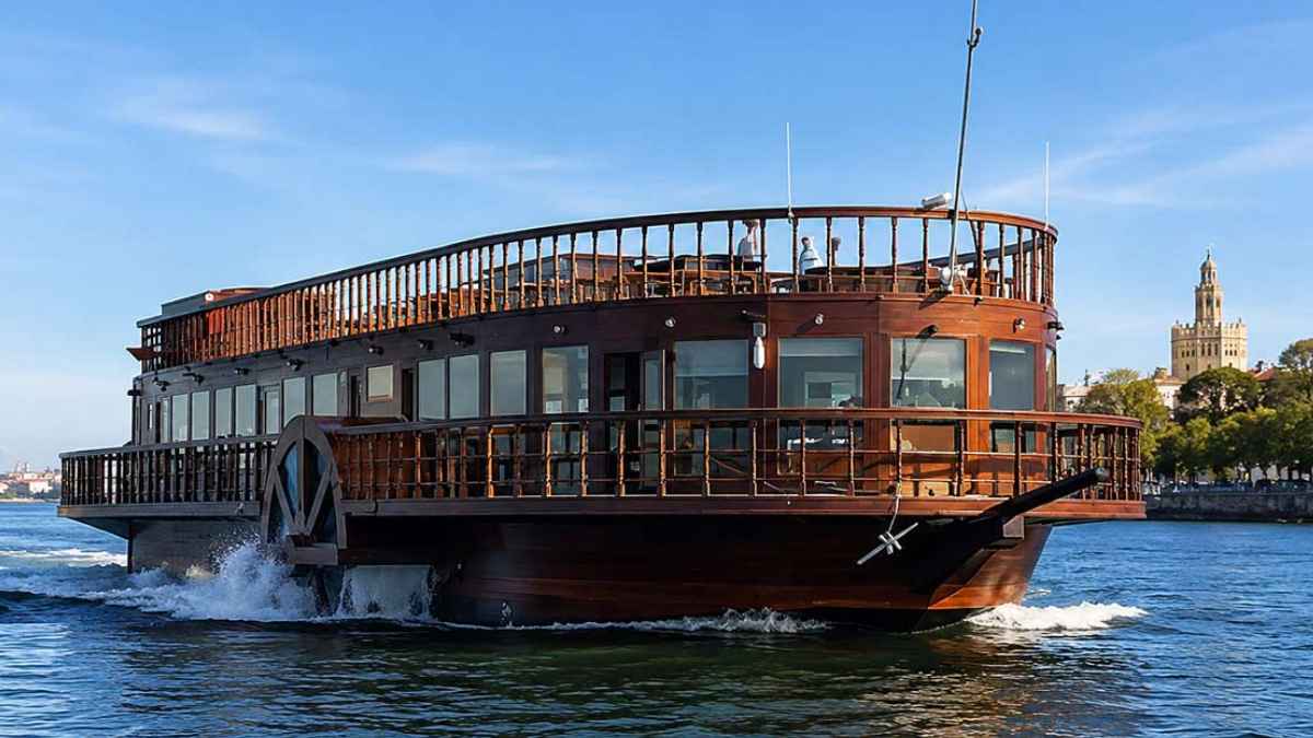 Buque Real Fernando navegando por el río Guadalquivir en Sevilla durante su regreso como atractivo cultural y turístico
