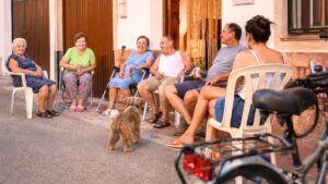 Las sillas en la puerta de la calle regresan como una forma sencilla de hacer comunidad en verano