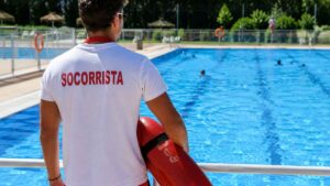 Una socorrista denuncia que trabajan sin apenas descanso durante 11 horas y con sueldos muy bajos durante el verano