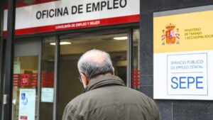 El subsidio para mayores de 52 años dispara el gasto público y se convierte en una vía cada vez más cercana a la prejubilación